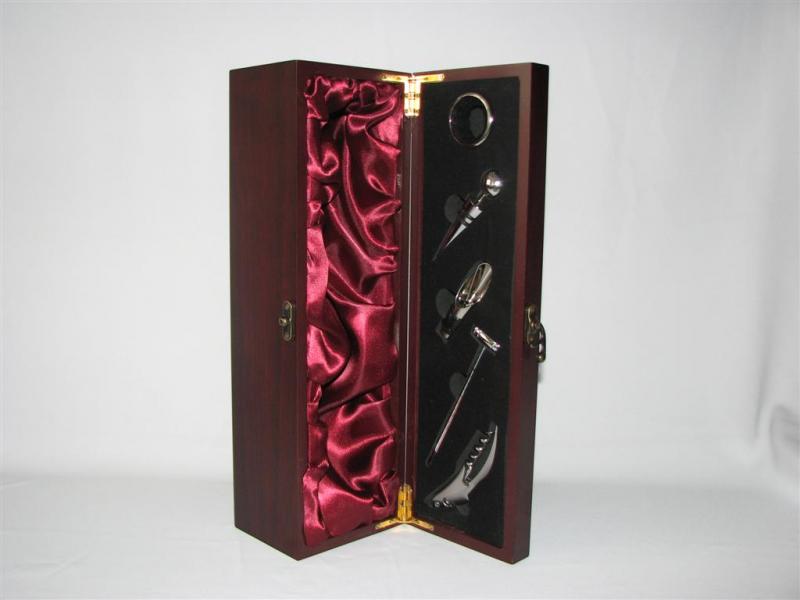 Cutie 1 sticla vin cu 5 accesorii, matase rosie